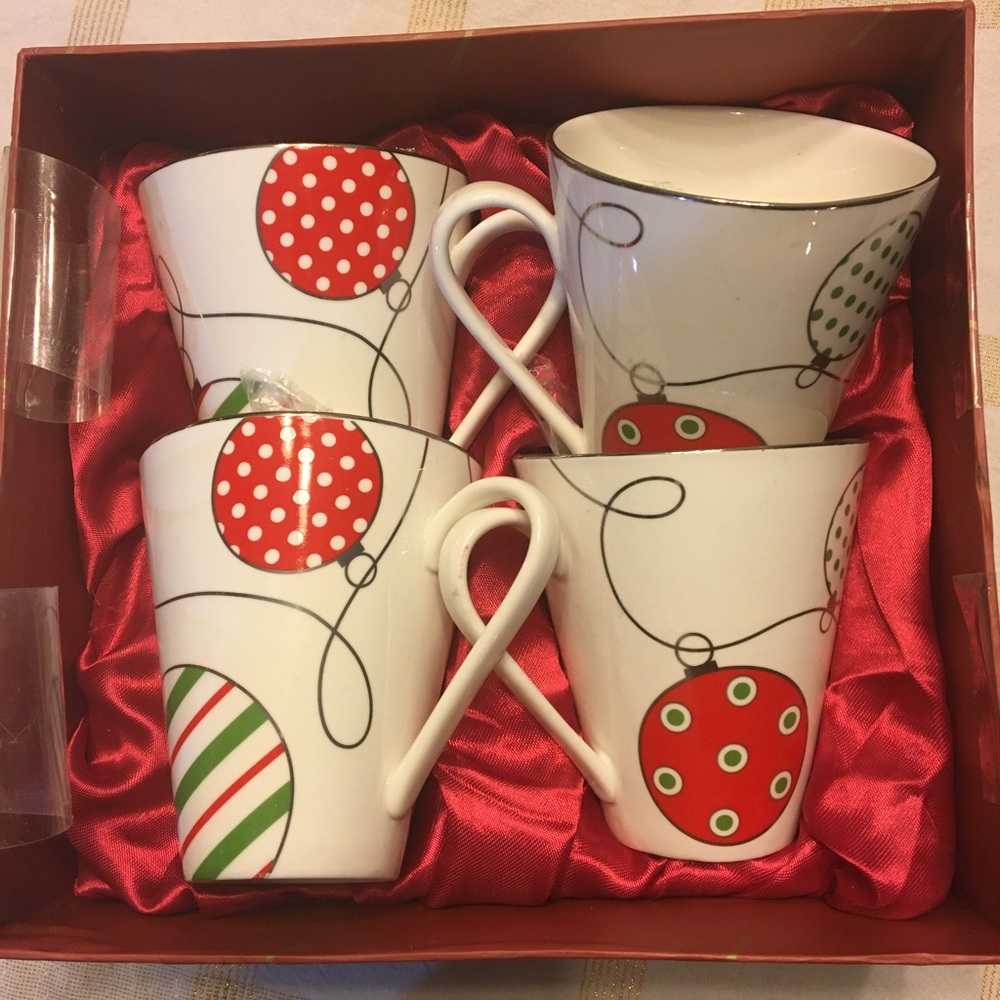 NWOT CHRISTMAS MUG SET OF FOUR RED GREEN & SILVER RIMMED MUGS - Picture 1 of 3